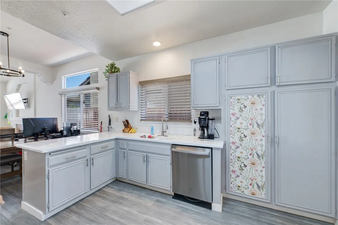 1814 Rosemont Cir, San Jacinto, CA 92583 Kitchen