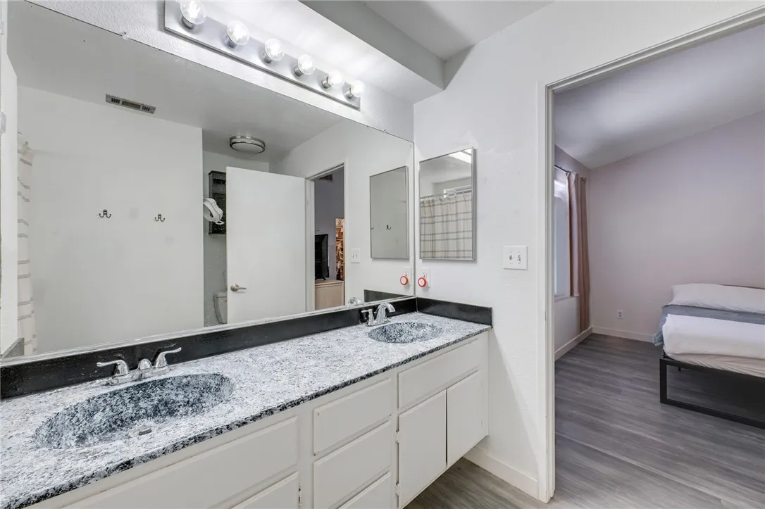 1814 Rosemont Cir, San Jacinto, CA 92583 en suite Bathroom