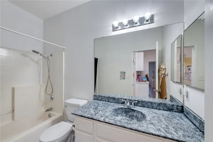 1814 Rosemont Cir, San Jacinto, CA 92583 Bathroom