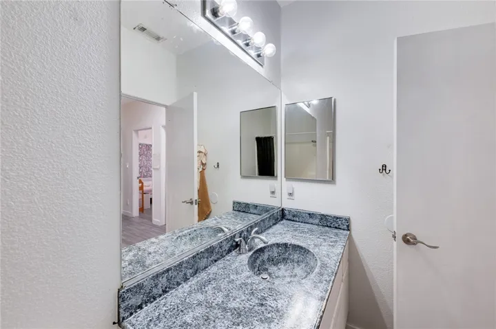 1814 Rosemont Cir, San Jacinto, CA 92583 Bathroom