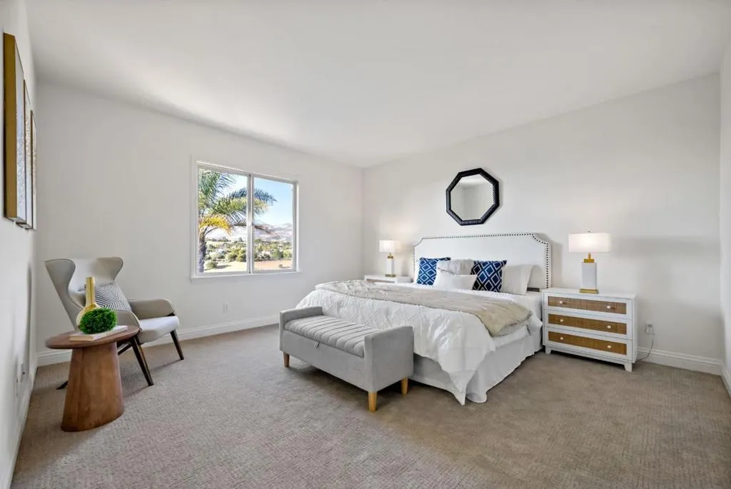 Upstairs Bedroom with En-suite Bathroom and Walk-in Closet