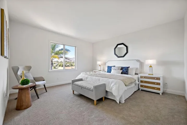 Upstairs Bedroom with En-suite Bathroom and Walk-in Closet