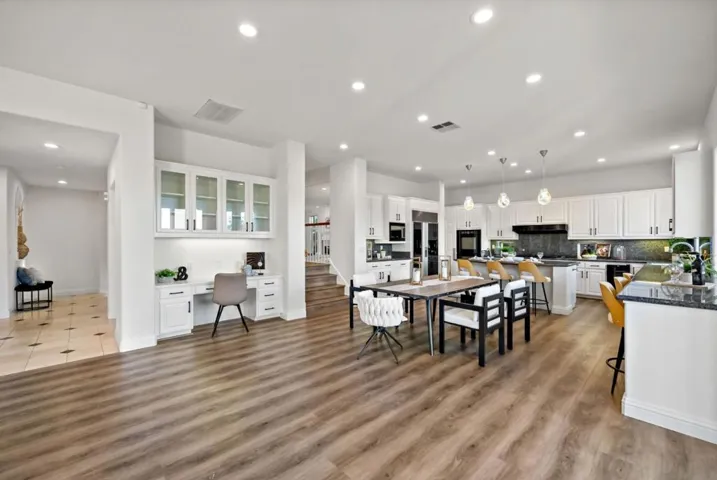 Dual Entry Staircase from Kitchen