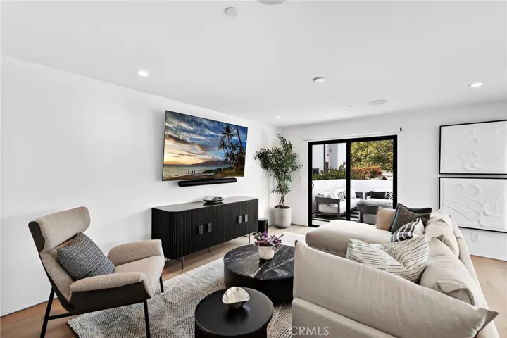322 1/2 Iris Avenue, Corona Del Mar, California 92625