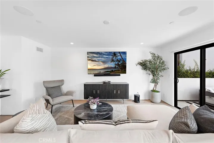 322 1/2 Iris Avenue, Corona Del Mar, California 92625