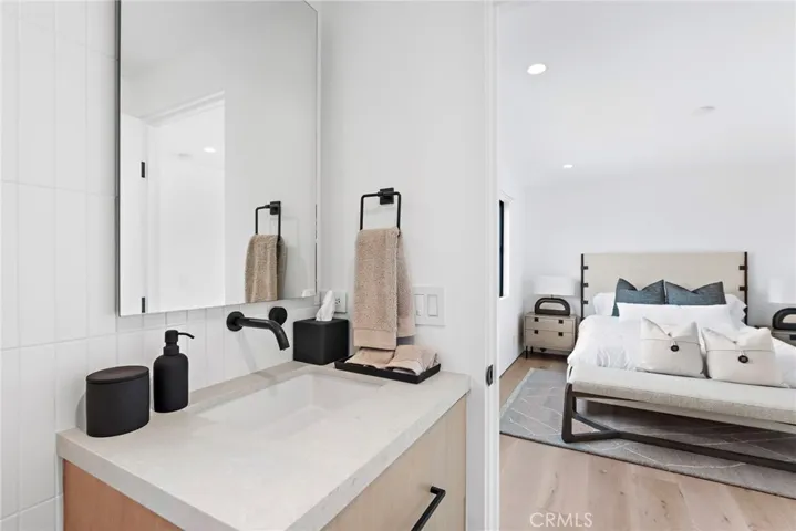 322 1/2 Iris Avenue, Corona Del Mar, California 92625