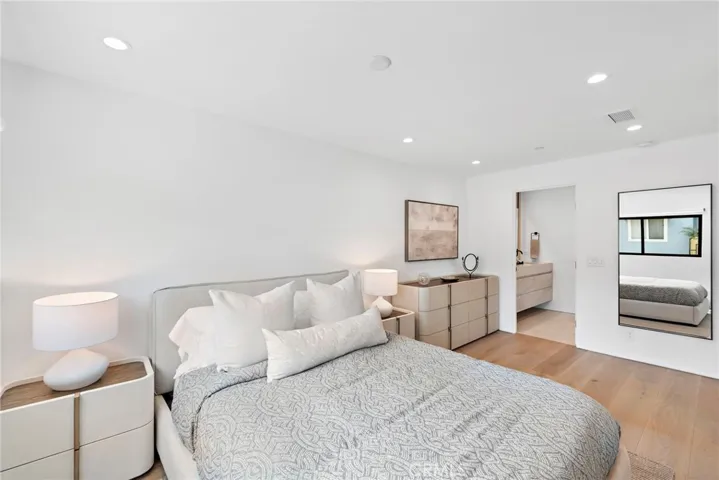 322 1/2 Iris Avenue, Corona Del Mar, California 92625