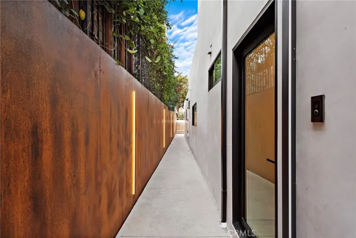 322 1/2 Iris Avenue, Corona Del Mar, California 92625