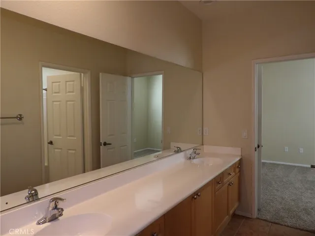 Shared bathroom between bedrooms 2&3