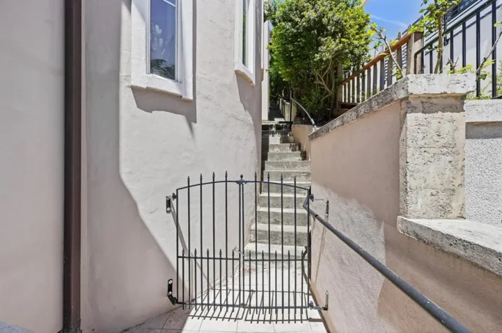 7420 Skyline Boulevard, Oakland, California 94611