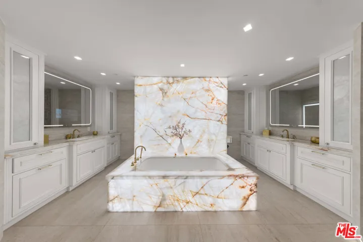 300 N Swall Drive 158, Beverly Hills, California 90211