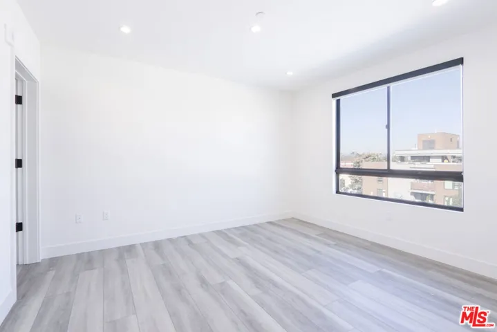 11800 Courtleigh Drive 202, Los Angeles, California 90066