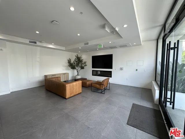 11800 Courtleigh Drive 202, Los Angeles, California 90066
