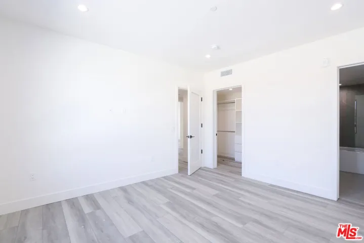 11800 Courtleigh Drive 202, Los Angeles, California 90066