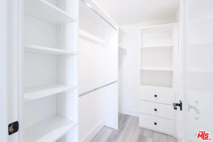 11800 Courtleigh Drive 202, Los Angeles, California 90066