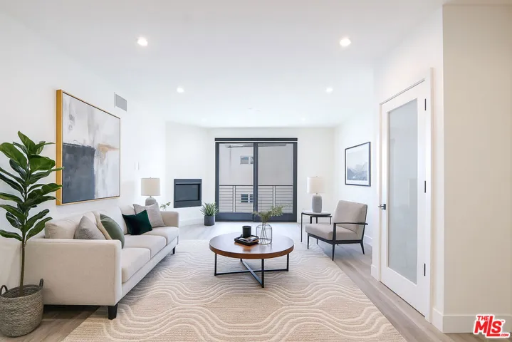 11800 Courtleigh Drive 202, Los Angeles, California 90066