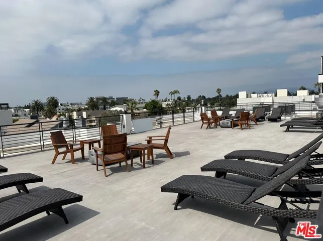 11800 Courtleigh Drive 202, Los Angeles, California 90066