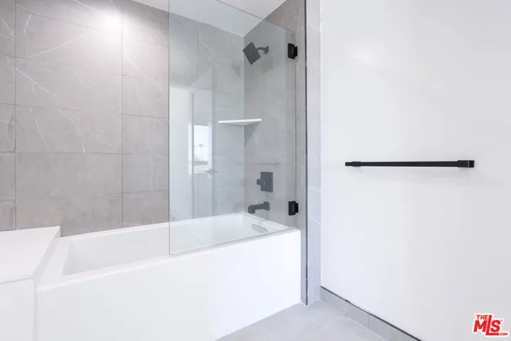 11800 Courtleigh Drive 202, Los Angeles, California 90066
