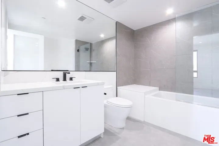 11800 Courtleigh Drive 202, Los Angeles, California 90066