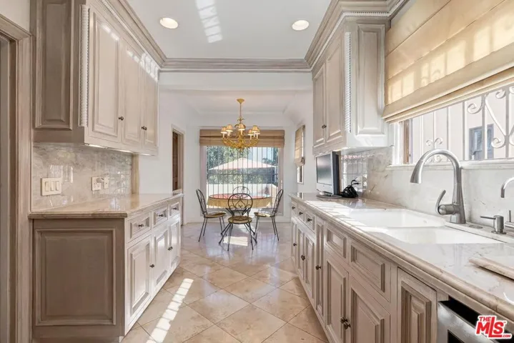 1511 Pandora Avenue, Los Angeles, California 90024