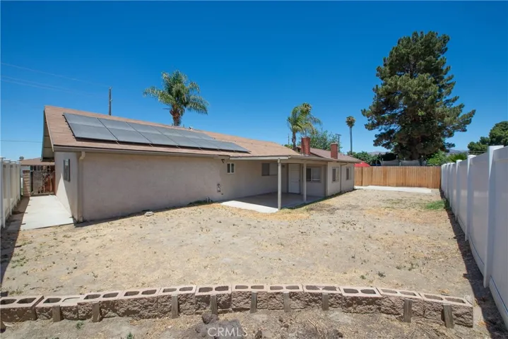 The backyard is a blank canvas ready for your personal landscaping ideas, garden or outdoor entertaining space.