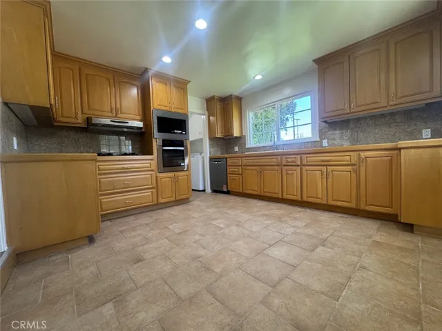 7245 Wish Avenue, Lake Balboa, California 91406