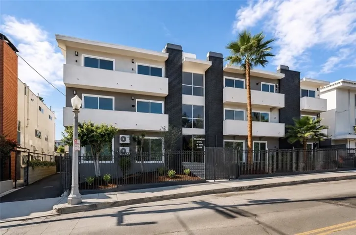 2449 N Beachwood Drive 10, Hollywood Hills, California 90068