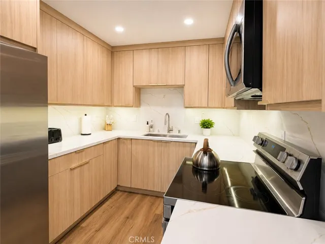 2449 N Beachwood Drive 10, Hollywood Hills, California 90068