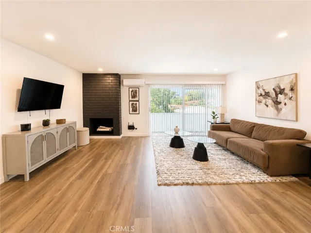 2449 N Beachwood Drive 10, Hollywood Hills, California 90068