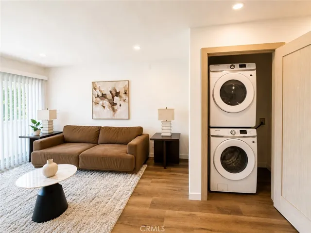 2449 N Beachwood Drive 10, Hollywood Hills, California 90068