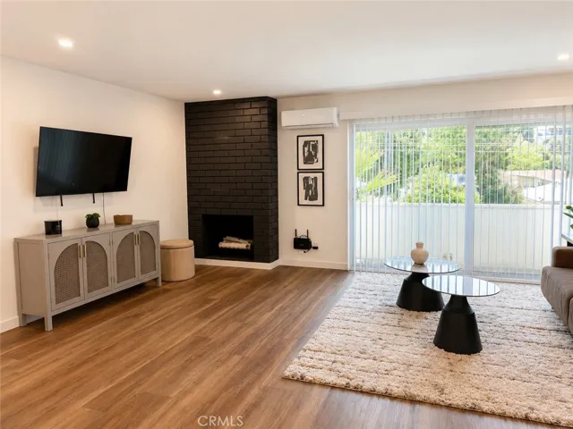 2449 N Beachwood Drive 10, Hollywood Hills, California 90068