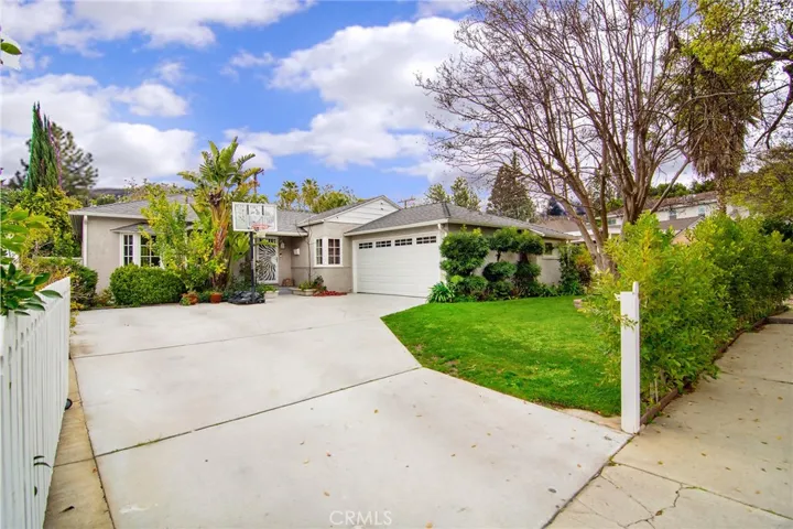 5352 Geyser Avenue, Tarzana, California 91356