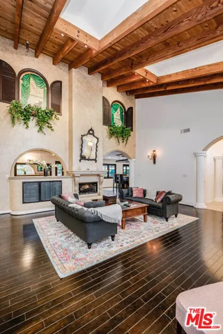4063 Benedict Canyon Drive, Sherman Oaks, California 91423