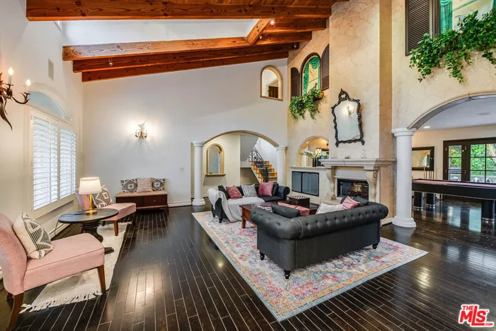 4063 Benedict Canyon Drive, Sherman Oaks, California 91423