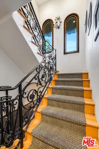4063 Benedict Canyon Drive, Sherman Oaks, California 91423
