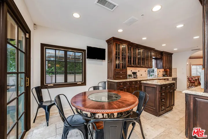 4063 Benedict Canyon Drive, Sherman Oaks, California 91423