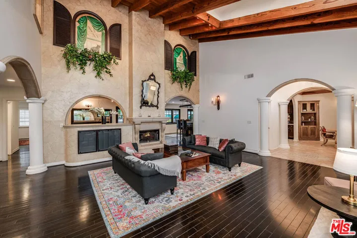 4063 Benedict Canyon Drive, Sherman Oaks, California 91423