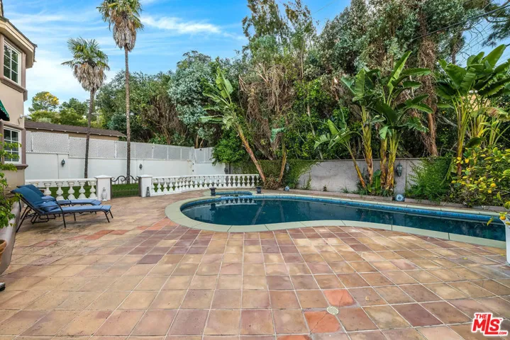 4063 Benedict Canyon Drive, Sherman Oaks, California 91423
