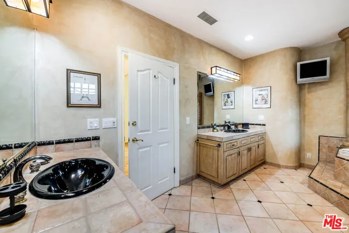 4063 Benedict Canyon Drive, Sherman Oaks, California 91423