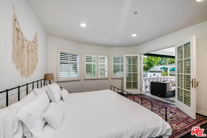 4063 Benedict Canyon Drive, Sherman Oaks, California 91423