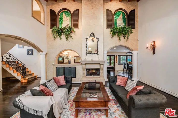 4063 Benedict Canyon Drive, Sherman Oaks, California 91423