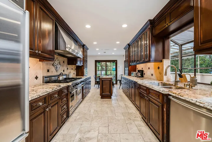 4063 Benedict Canyon Drive, Sherman Oaks, California 91423