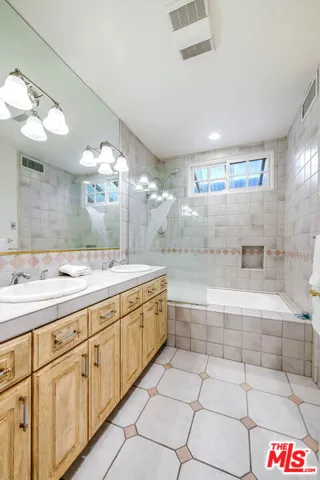4063 Benedict Canyon Drive, Sherman Oaks, California 91423