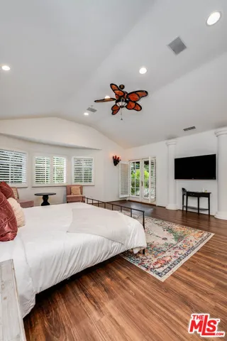 4063 Benedict Canyon Drive, Sherman Oaks, California 91423