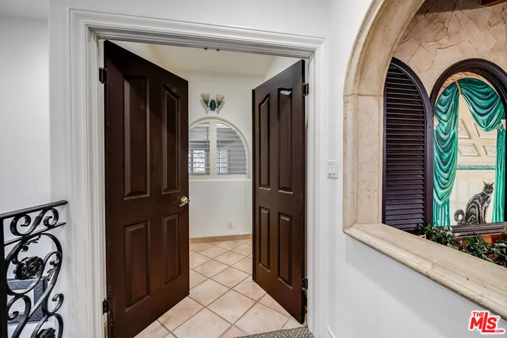 4063 Benedict Canyon Drive, Sherman Oaks, California 91423