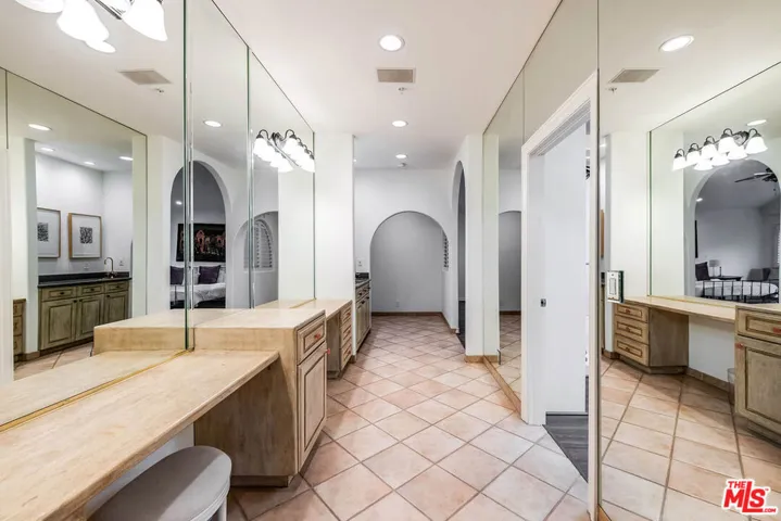 4063 Benedict Canyon Drive, Sherman Oaks, California 91423