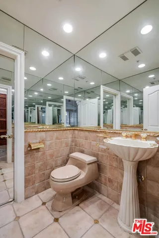 4063 Benedict Canyon Drive, Sherman Oaks, California 91423