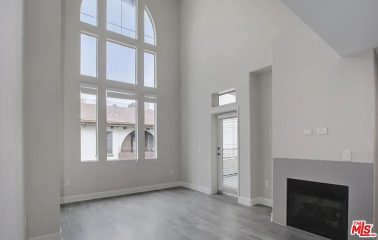 6220 W 3rd Street 414, Los Angeles, California 90036