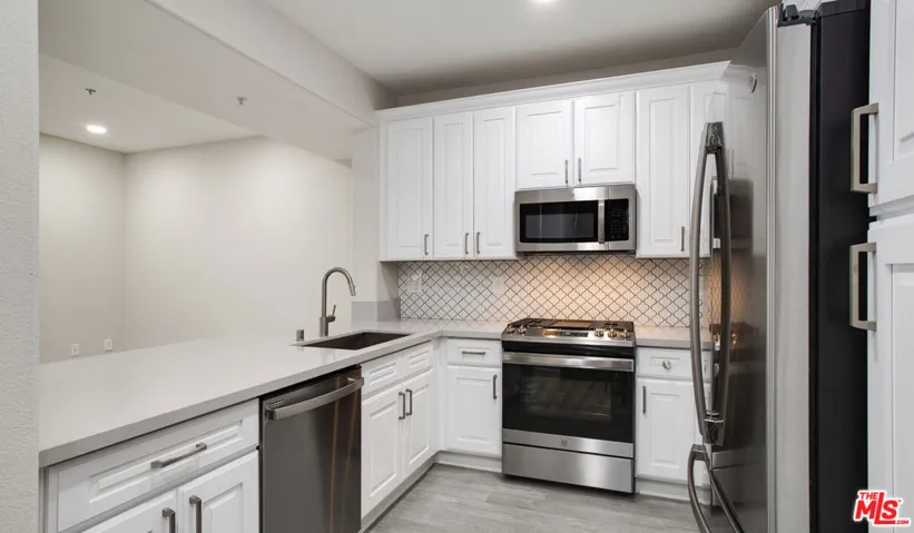 6220 W 3rd Street 414, Los Angeles, California 90036