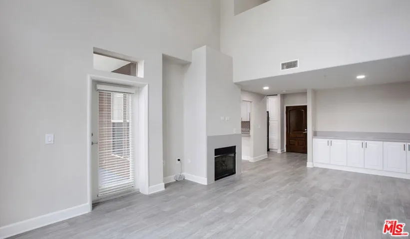 6220 W 3rd Street 414, Los Angeles, California 90036